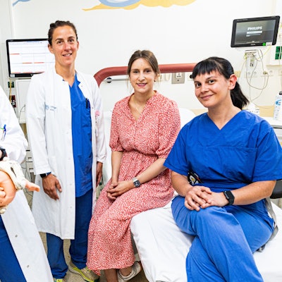 Anna H. (2.v.r.) hat ihr Kind vor zwei Wochen an der Uniklinik in Beckenendlage entbunden, möglich gemacht haben das (v.l.) Professor Dr. Tanja Groten, Dr. Laura Rath und Hebamme Simona Totti.