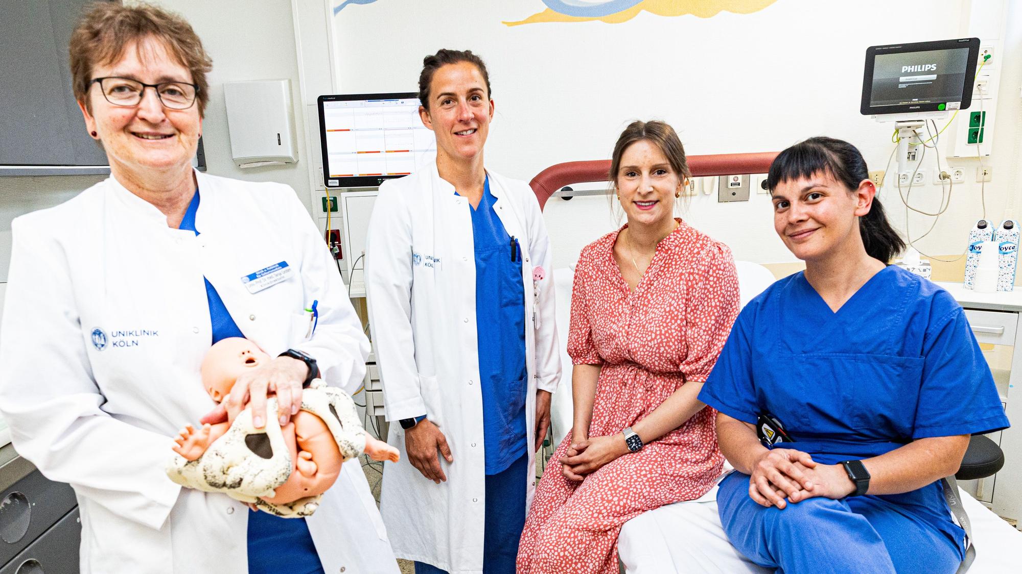 Anna H. (2.v.r.) hat ihr Kind vor zwei Wochen an der Uniklinik in Beckenendlage entbunden, möglich gemacht haben das (v.l.) Professor Dr. Tanja Groten, Dr. Laura Rath und Hebamme Simona Totti.