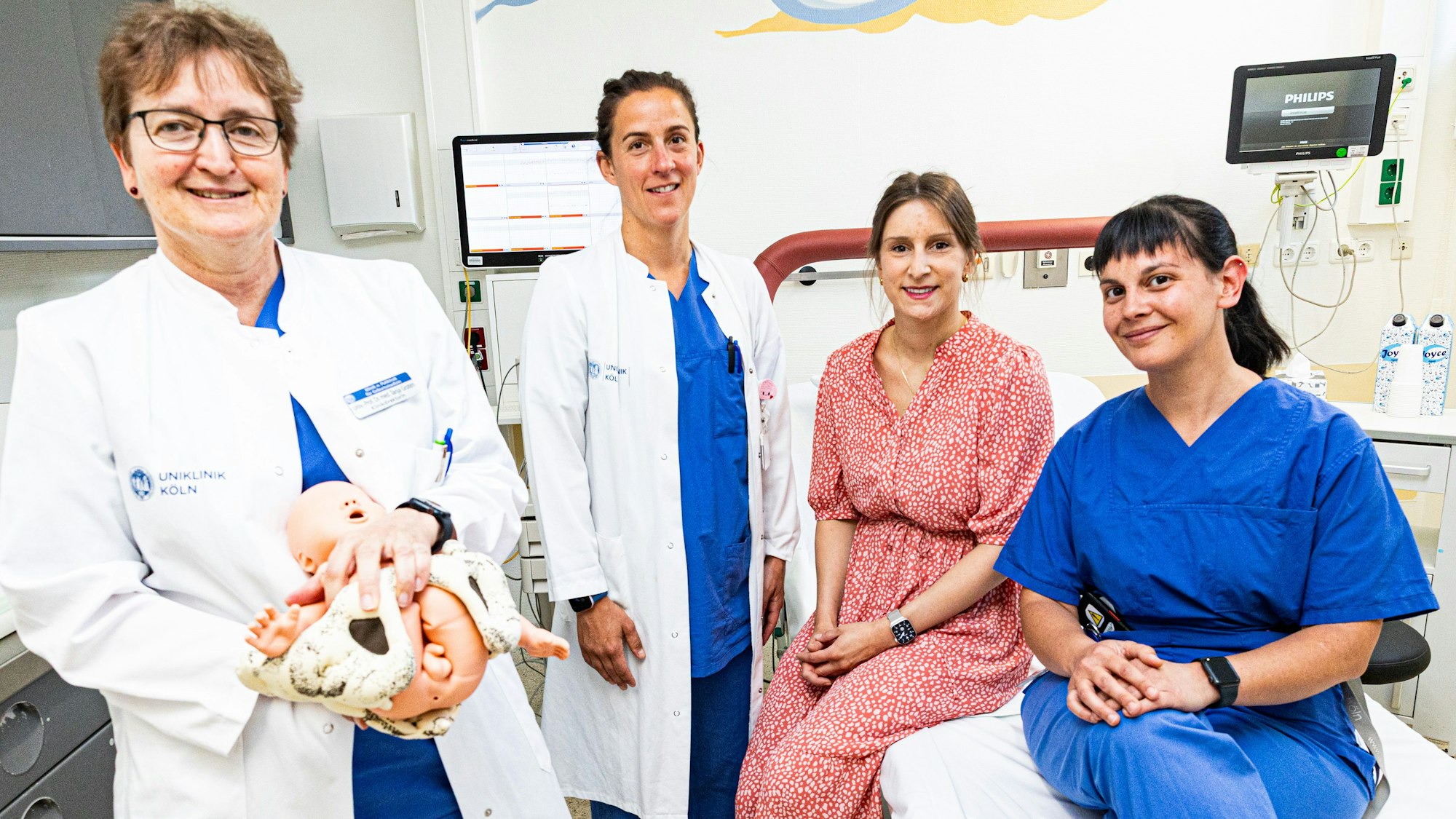 Anna H. (2.v.r.) hat ihr Kind vor zwei Wochen an der Uniklinik in Beckenendlage entbunden, möglich gemacht haben das (v.l.) Professor Dr. Tanja Groten, Dr. Laura Rath und Hebamme Simona Totti.