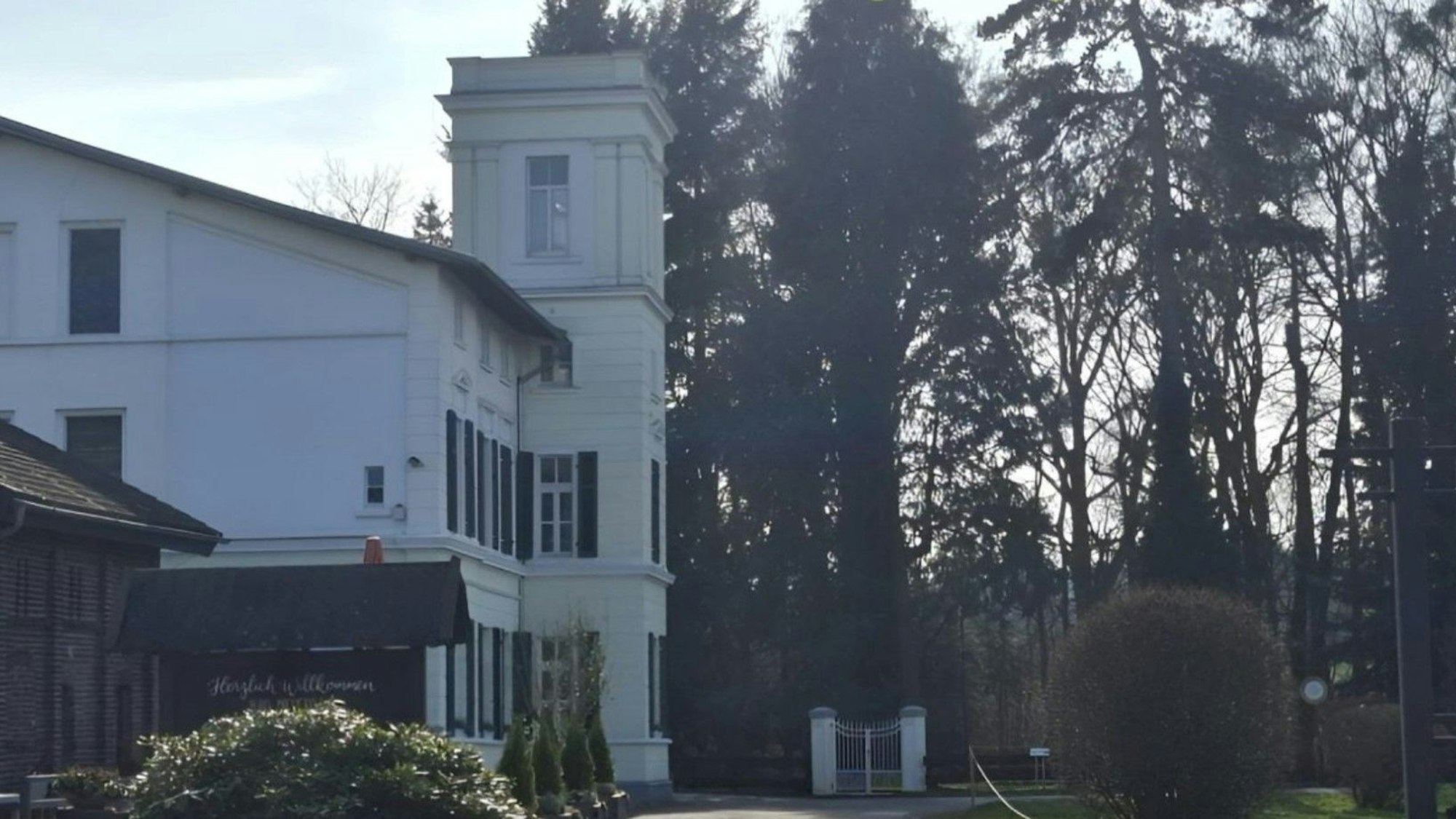 Rund um die Burg Niederpleis in Sankt Augustin können Besucher am Wochenende regionale Spezialitäten testen.