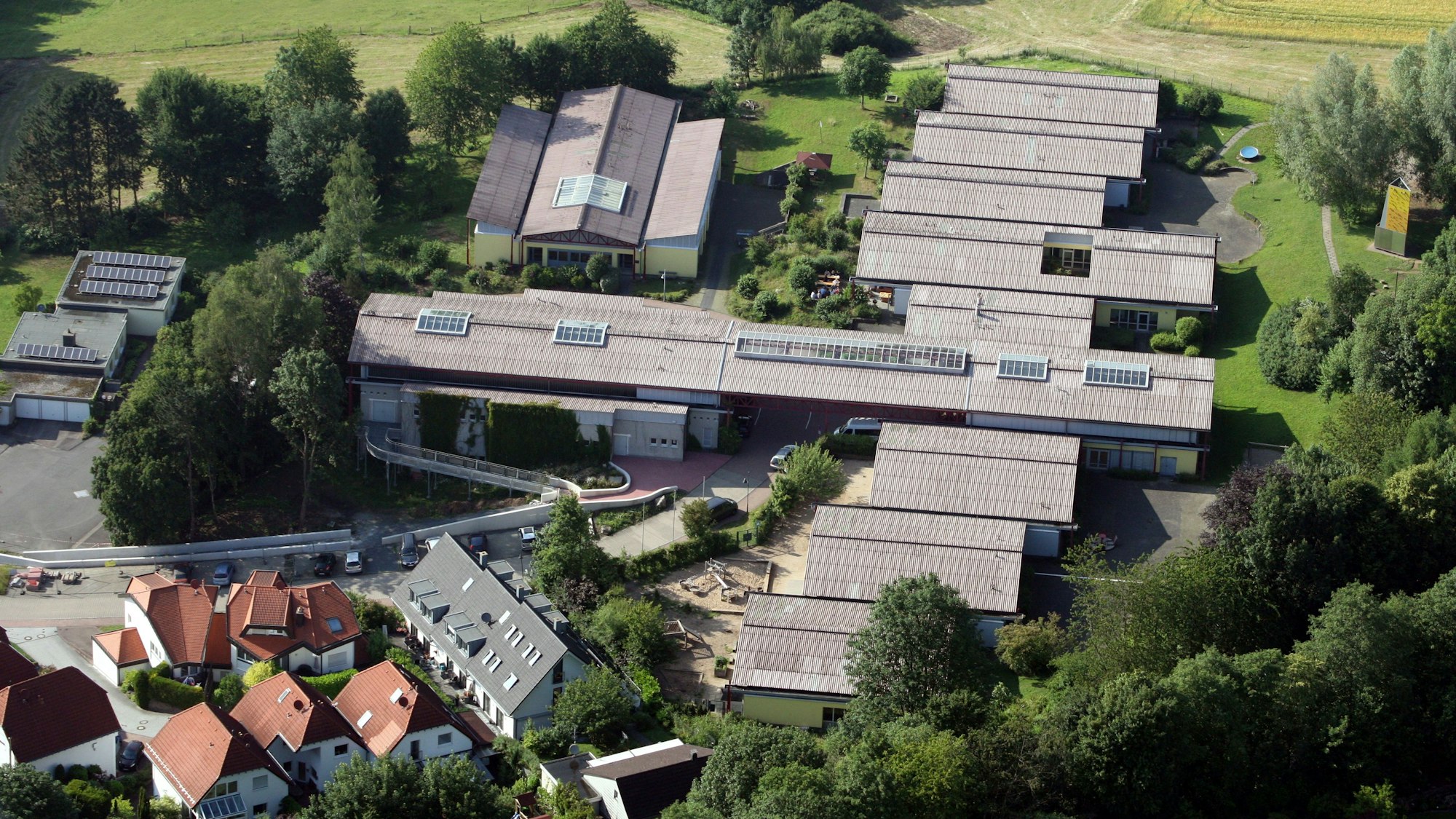 Die Friedrich-Fröbel-Schule in Bergisch Gladbach-Moitzfeld auf einem Luftbild.