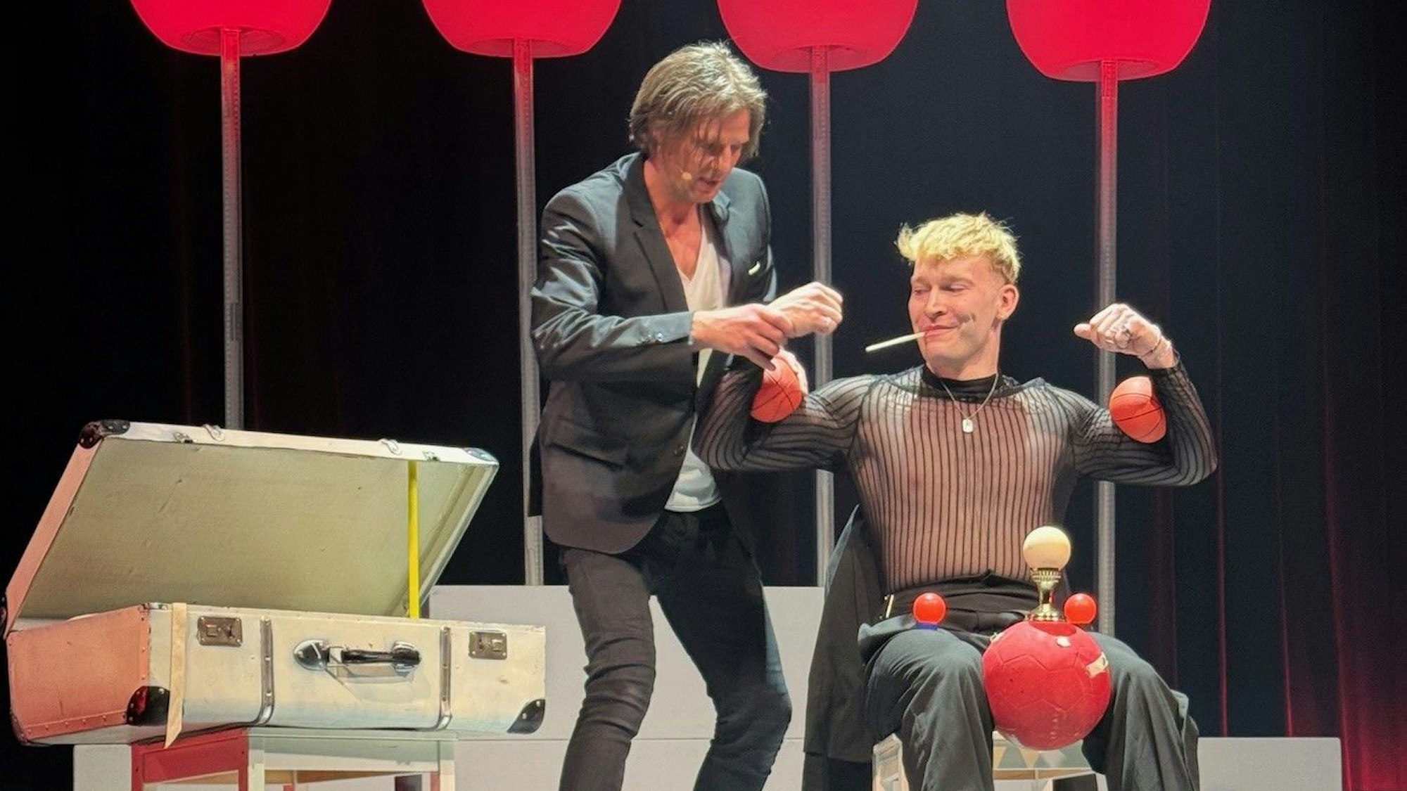 Conférencier und Moderator Andreas Wessels (l.) mit Publikumsgast.