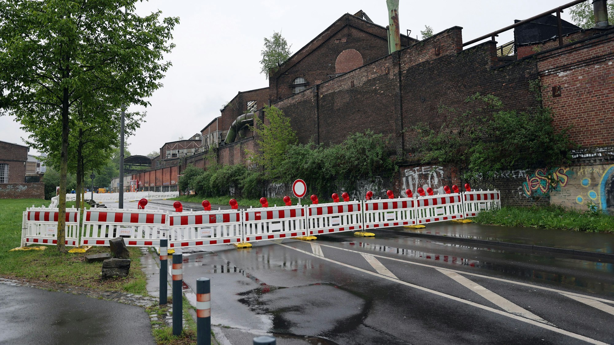 Ende April musste der Auenweg in Mülheim kurzfristig gesperrt werden. Die Mauer am Otto-Langen-Areal ist einsturzgefährdet.