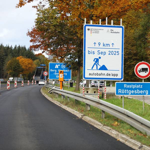 An der A4 bei Bergisch Gladbach-Bensberg steht ein Schild, das auf Bauarbeiten hinweist.