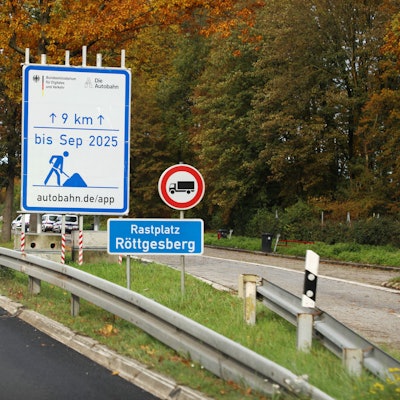 An der A4 bei Bergisch Gladbach-Bensberg steht ein Schild, das auf Bauarbeiten hinweist.