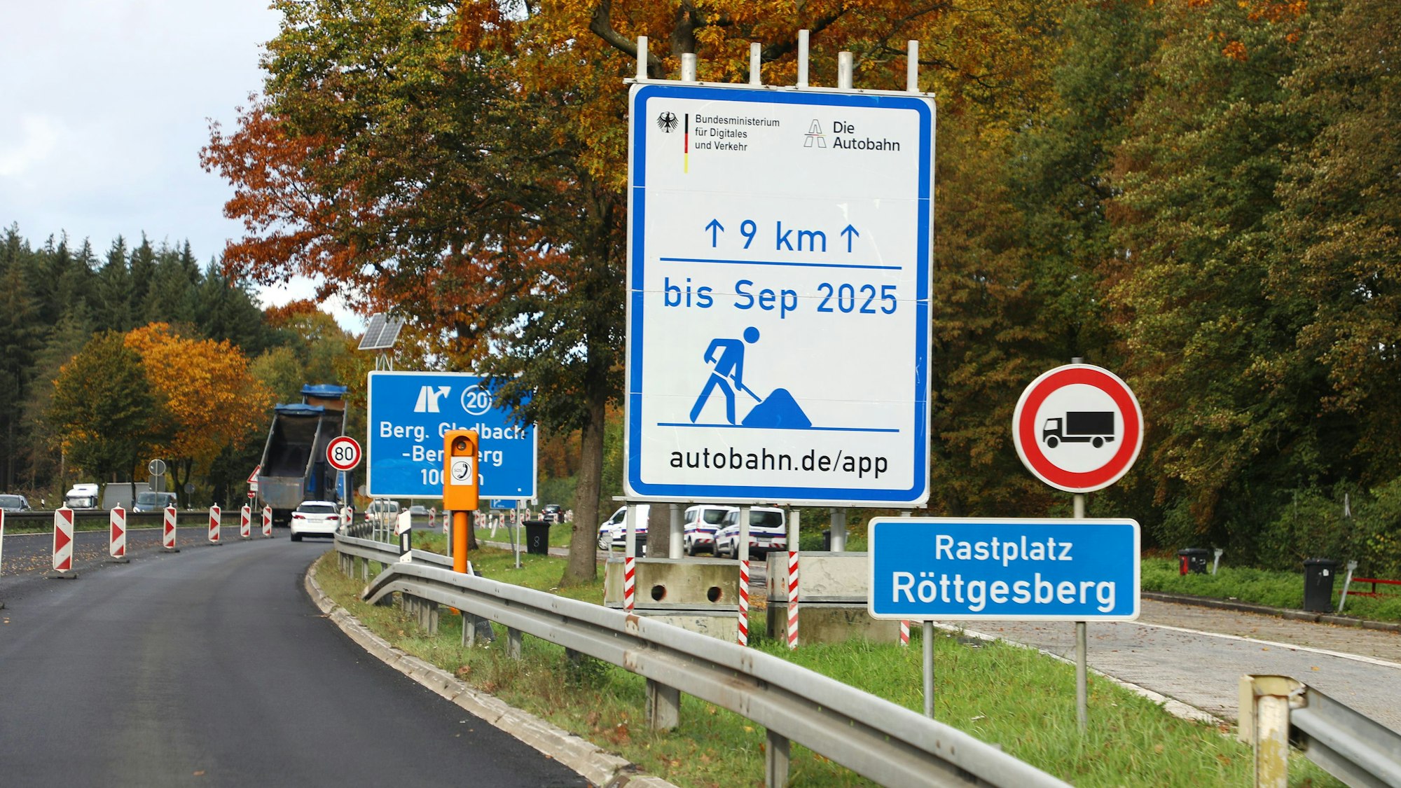 An der A4 bei Bergisch Gladbach-Bensberg steht ein Schild, das auf Bauarbeiten hinweist.
