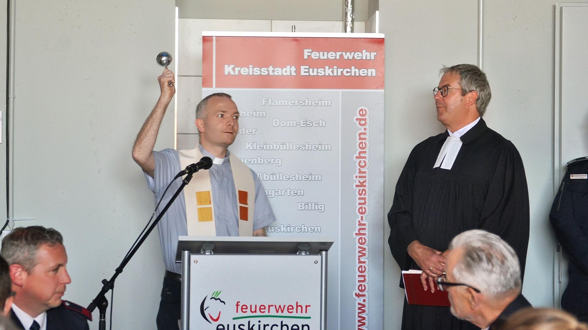 Pfarrer Johannes Schulte-Eickhoff und Pfarrer Frank Thönes bei der Einsegnung.