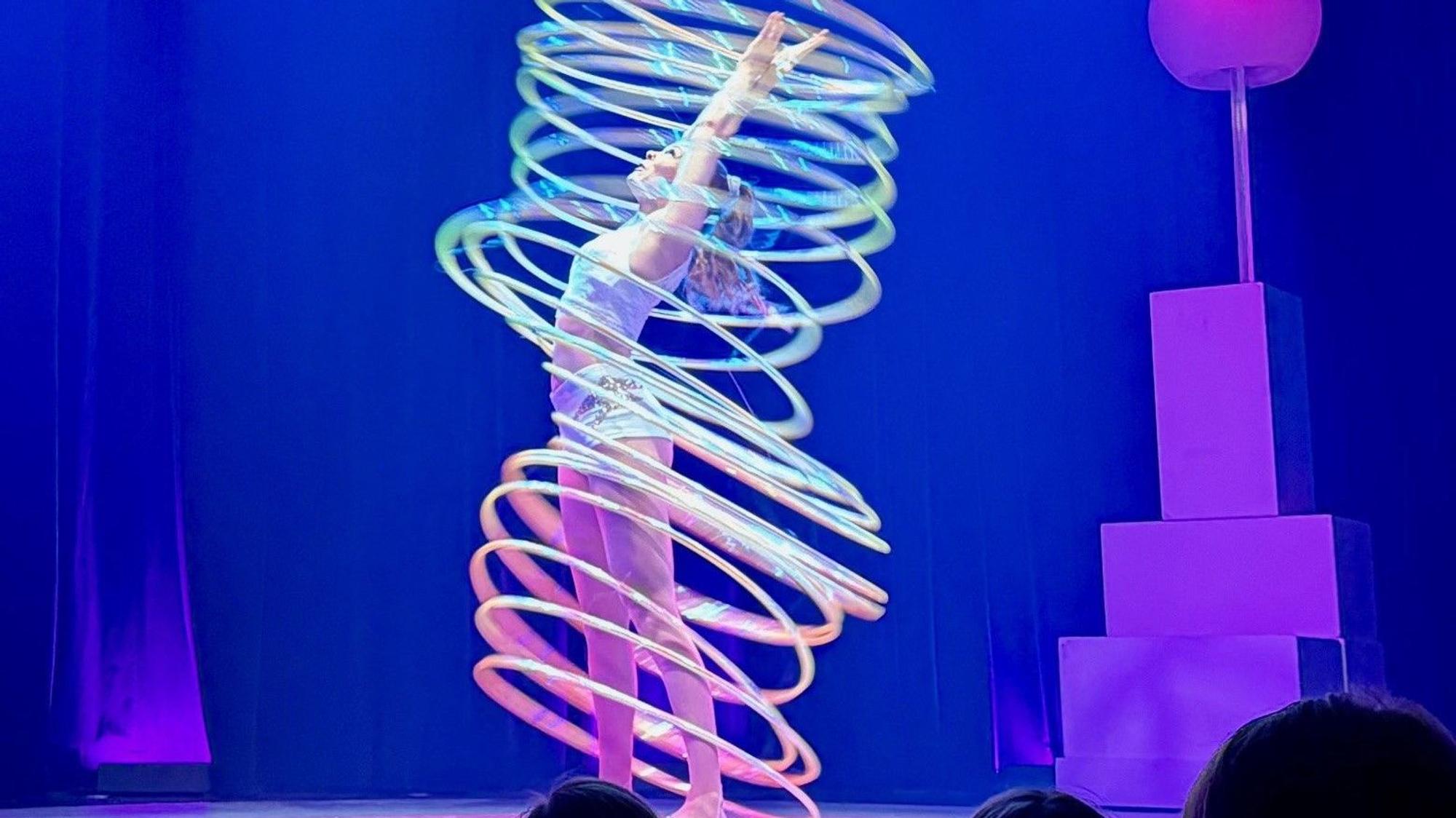 Annika Hakala lässt Hula Hoop-Reifen kreisen.