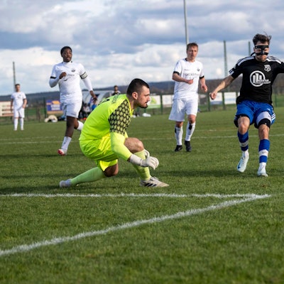 Ein Bessenicher Spieler kommt vor dem Gegenspieler aus Wißkirchen an den Ball. Der Torwart wäre auch bereit gewesen.