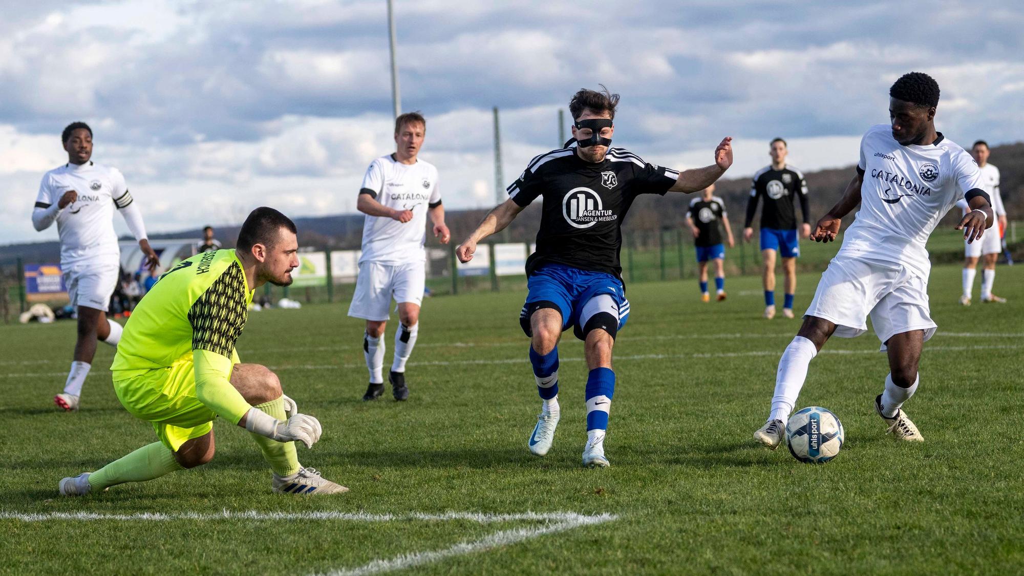 Ein Bessenicher Spieler kommt vor dem Gegenspieler aus Wißkirchen an den Ball. Der Torwart wäre auch bereit gewesen.
