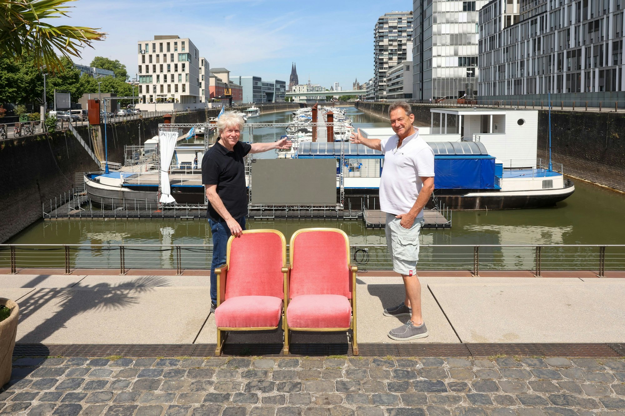 Aufbauarbeiten für das Sommerkino im Rheinauhafen.