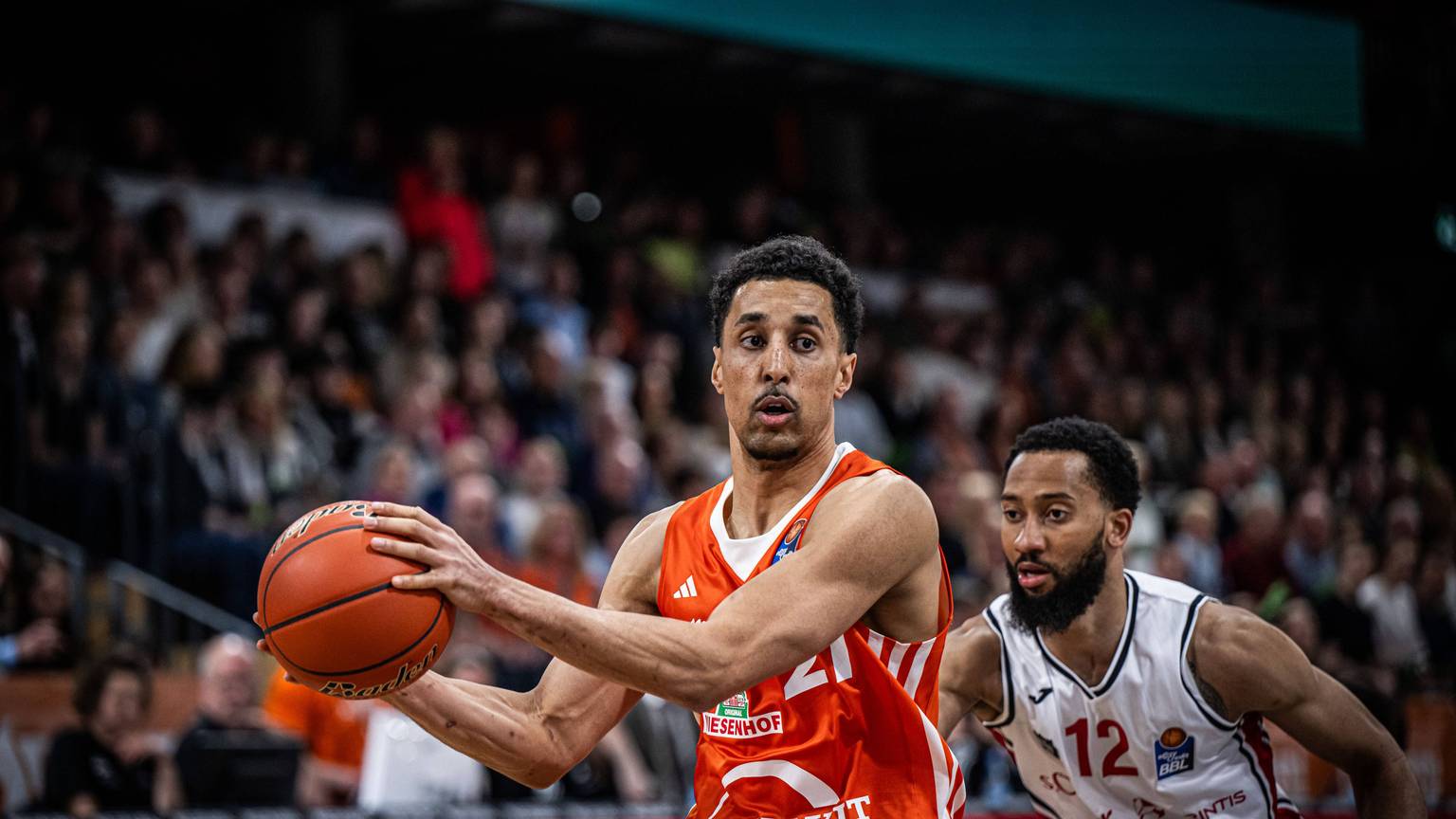 Joel Aminu (links) schließt sich den Telekom Baskets Bonn an.