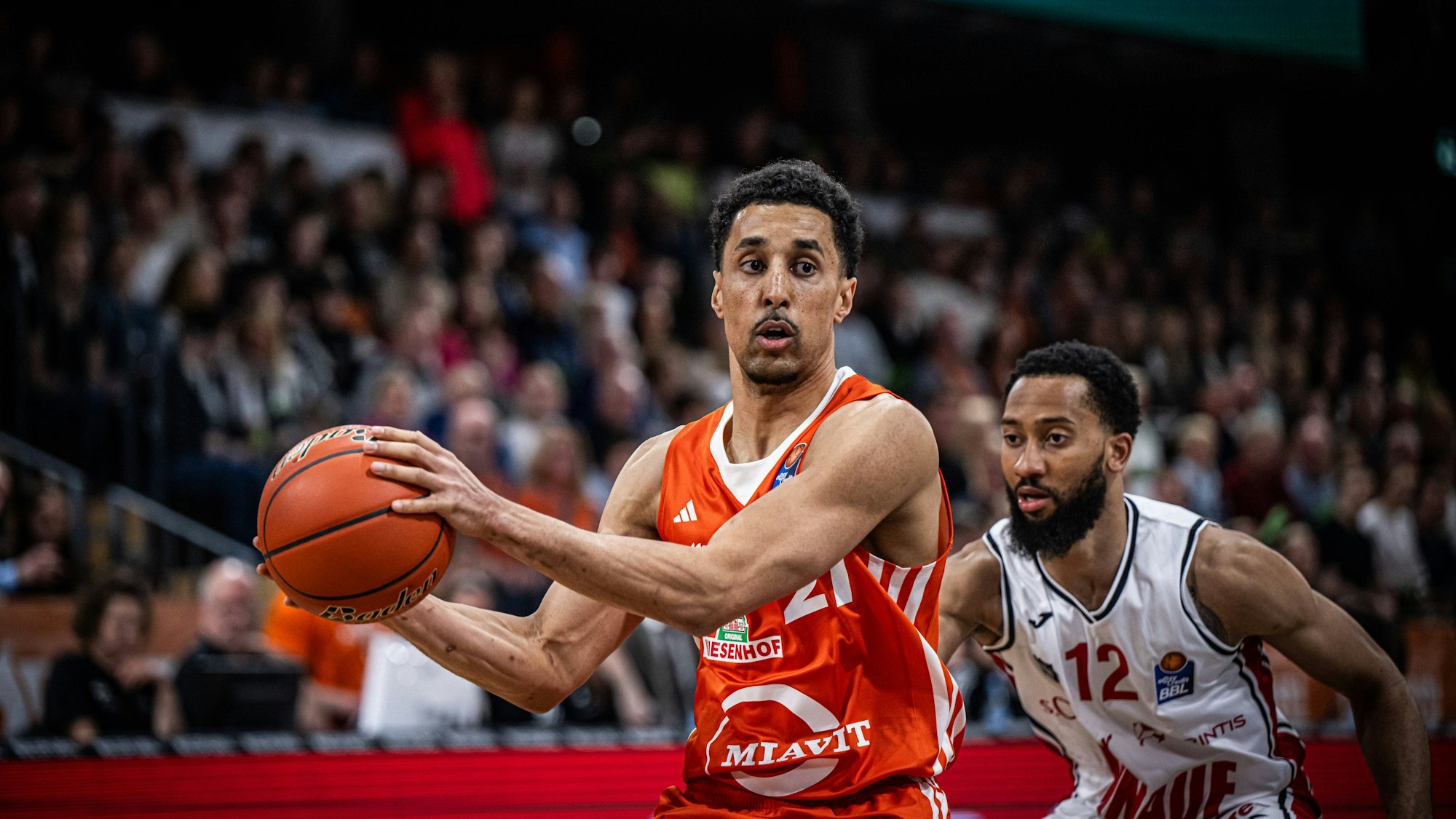 Joel Aminu (links) schließt sich den Telekom Baskets Bonn an.