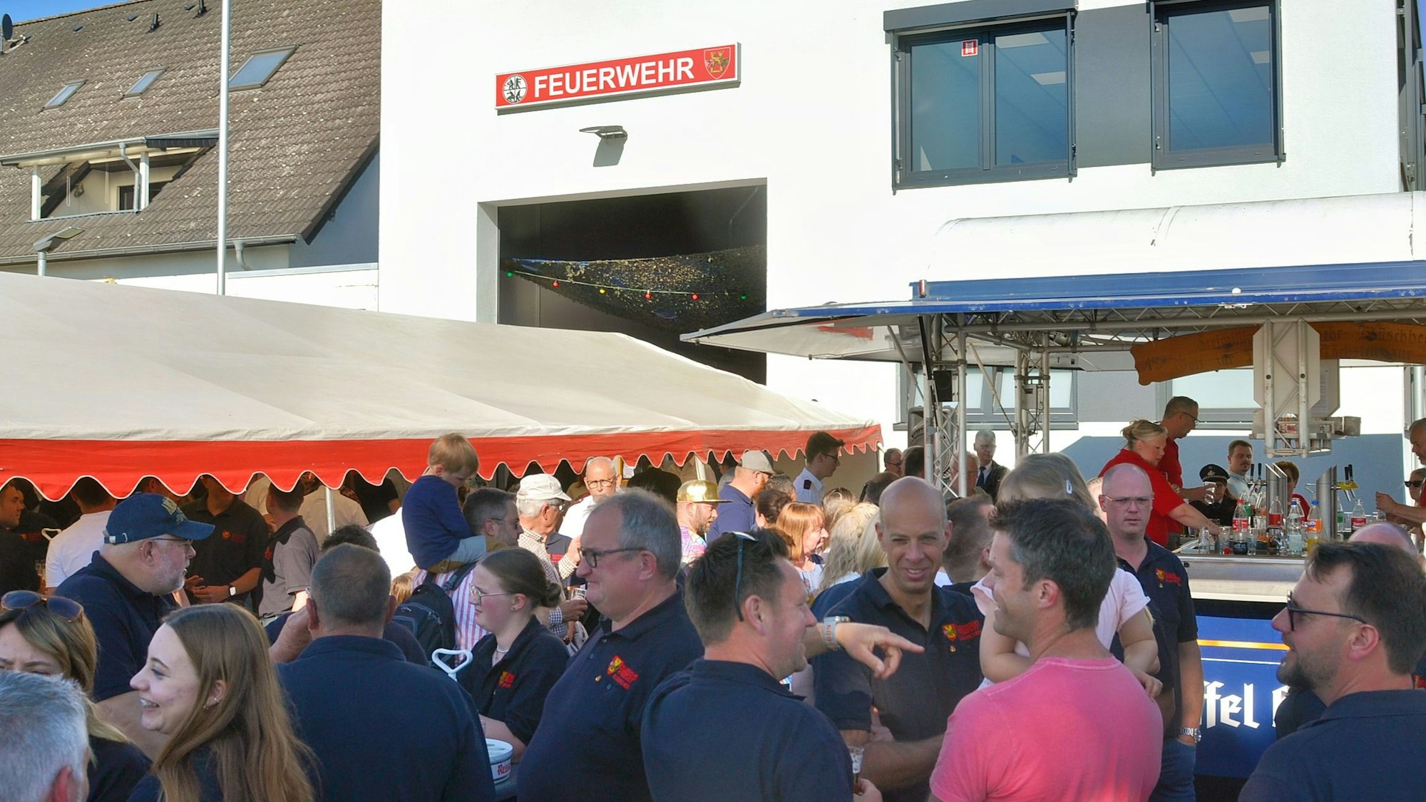 Zahlreiche Gäste feiern vor dem Gerätehaus in Wüschheim.