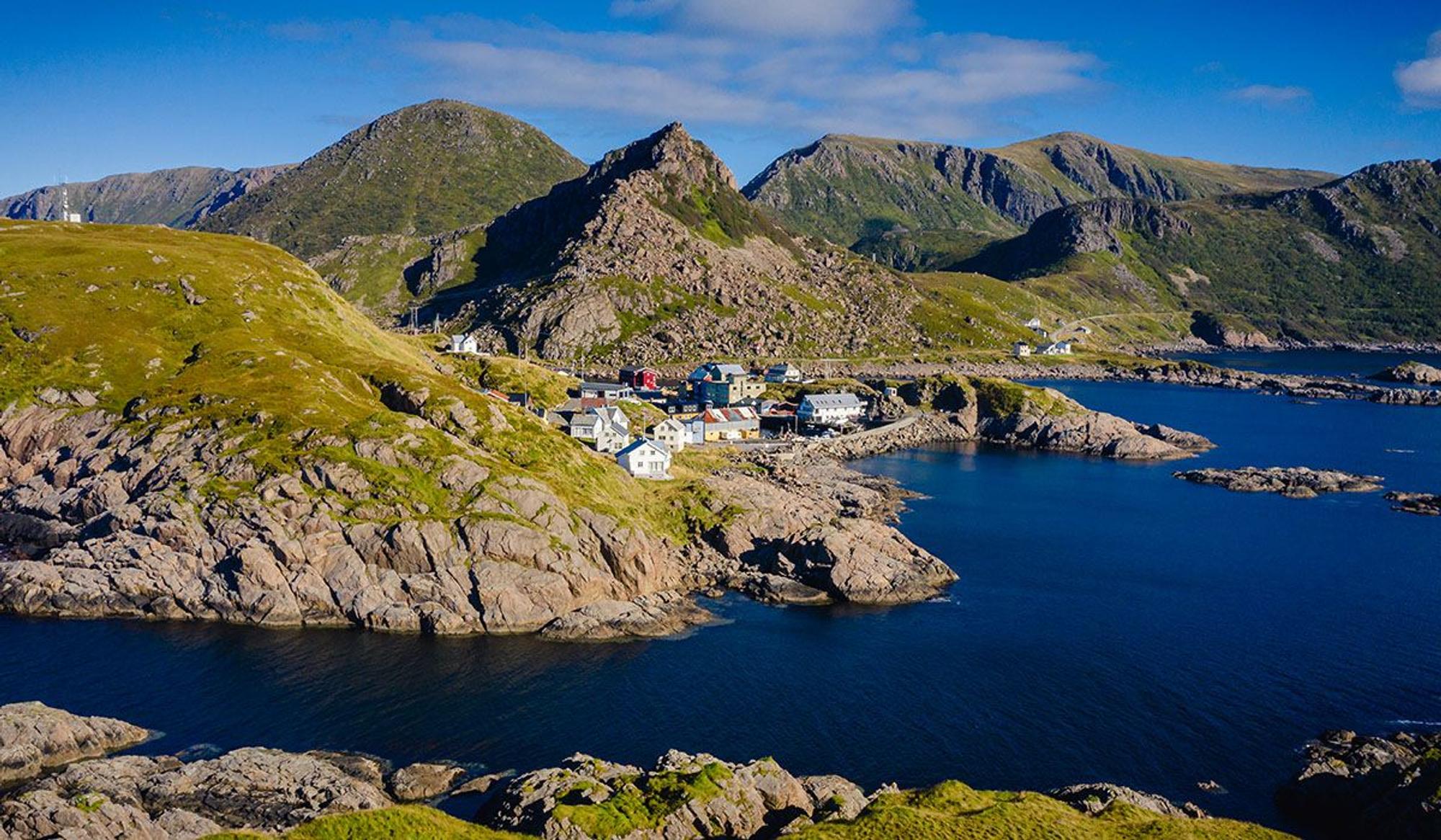 Die Vesterålen-Insel Langøya begeistert mit alten Fischerdörfern, rauen Klippen und spektakulären Küstenstraßen.