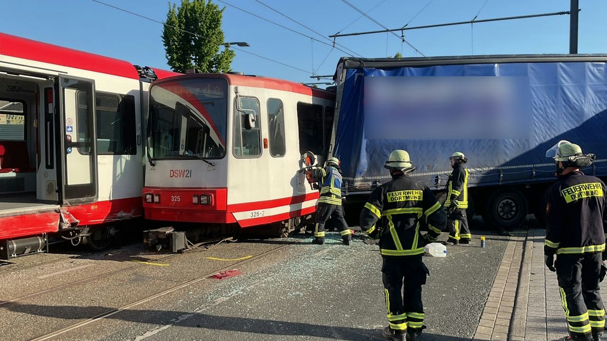 HANDOUT - 13.05.2025, Nordrhein-Westfalen, Dortmund: Rettungskräfte der Feuerwehr sind nach einem Verkehrsunfall zwischen einem LKW und zwei Stadtbahnen im Einsatz. Foto: ---/Feuerwehr Dortmund/dpa dpa-Bildfunk +++