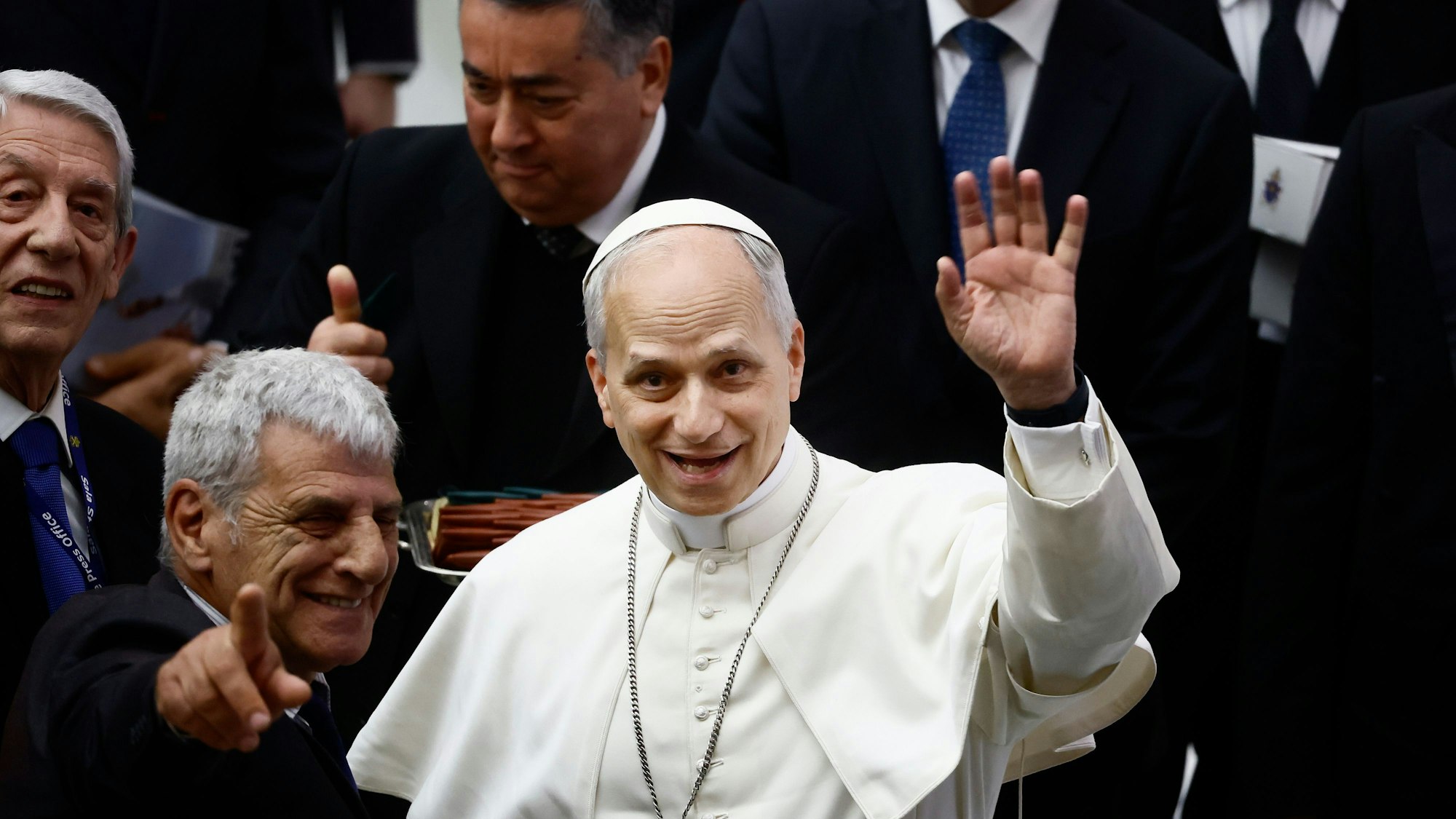12.05.2025, Vatikan, Vatikanstadt: Papst Leo XIV. winkt während einer Audienz in der Halle Paul VI. im Vatikan am Montag, 12. Mai 2025, Fotografen zu, die über das Konklave, in dem er gewählt wurde, berichtet haben.