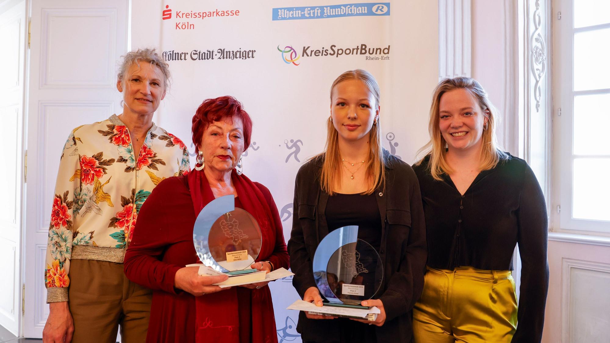 Sieger in der Kategorie „Beste Sportlerinnen“ sind Miriam Butkereit (abwesend), Charlotte Kienel (2.v.r.) und Edina Müller (vertreten durch die Mutter). Patin Heike Henkel (l.) und Sophia Wirtz (r.)