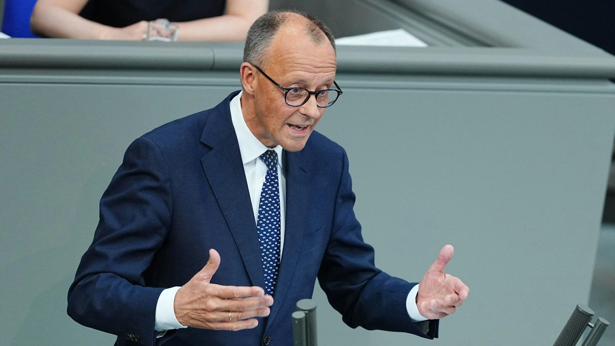Bundeskanzler Friedrich Merz (CDU) spricht bei seiner Regierungserklärung im Plenum des Bundestags.