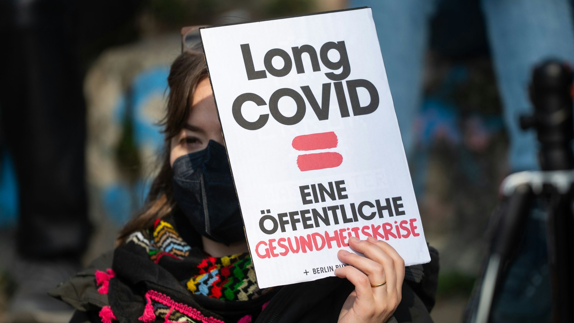 Eine Frau hält bei einer Kundgebung zum „Internationalen Long Covid Awareness Day“ ein Plakat mit der Aufschrift „Long Covid “.