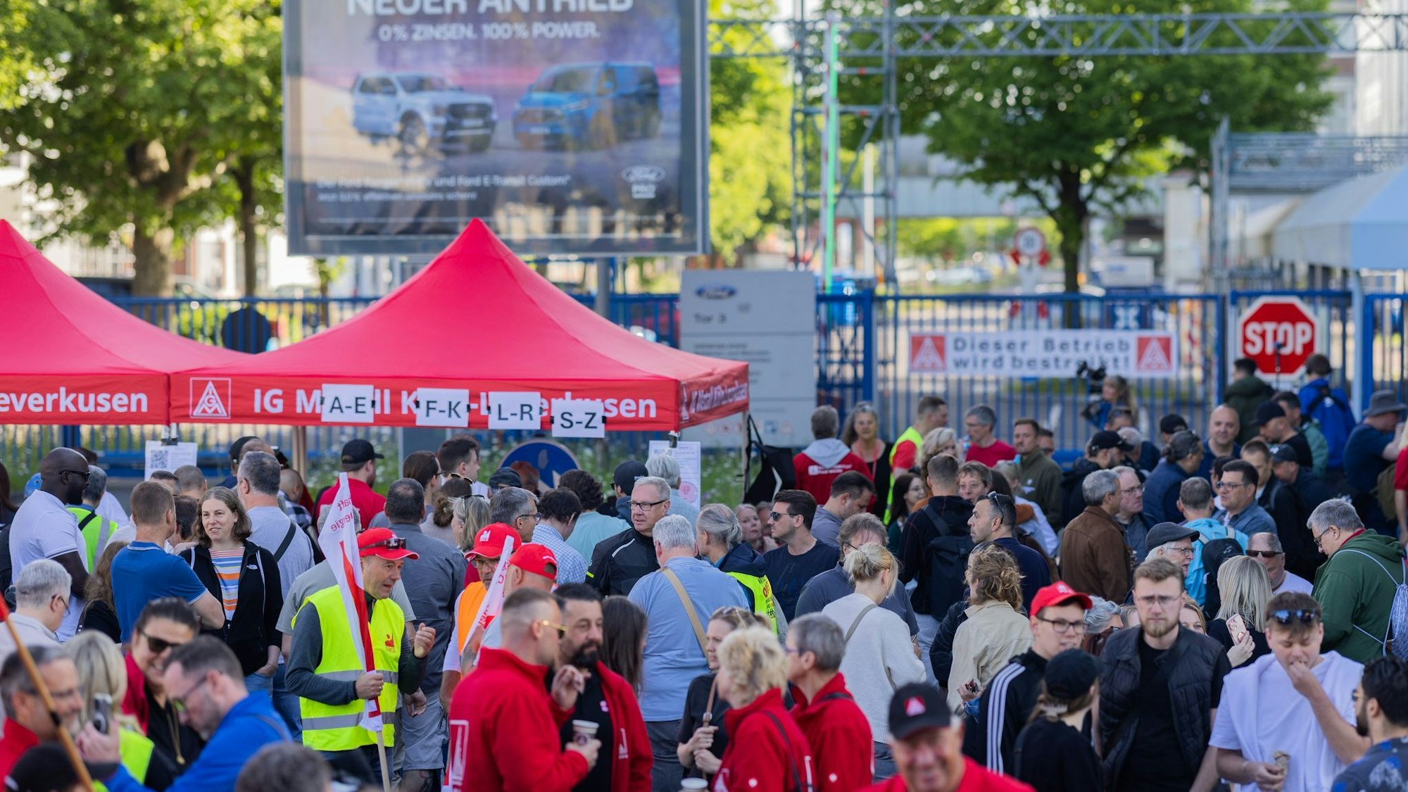 Statt zur Arbeit ins Werk zu gehen, bleiben die Streikenden vor dem Tor und holen sich Streik-Koupons ab.