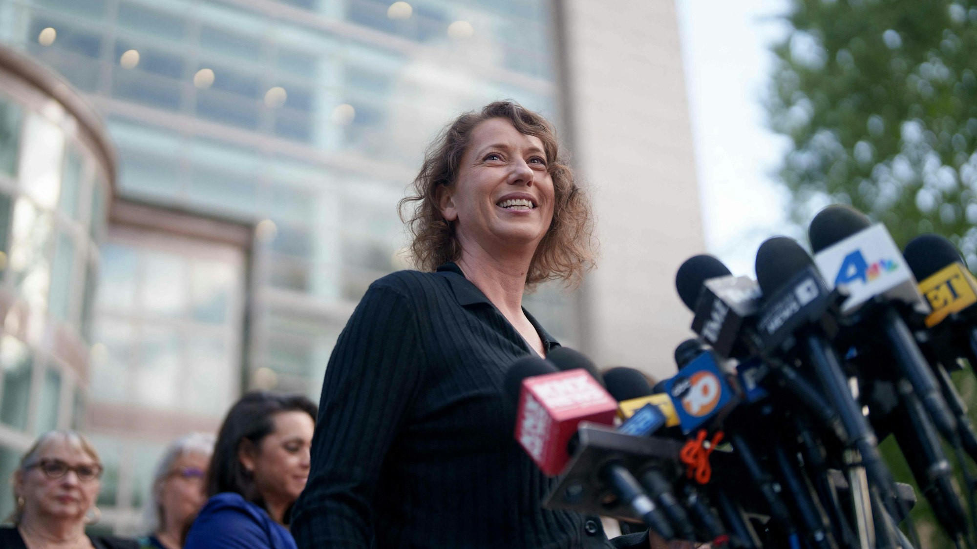 Anamaria Baralt, eine Cousine von Erik und Lyle Menendez, spricht vor dem Gericht in Kalifornien.