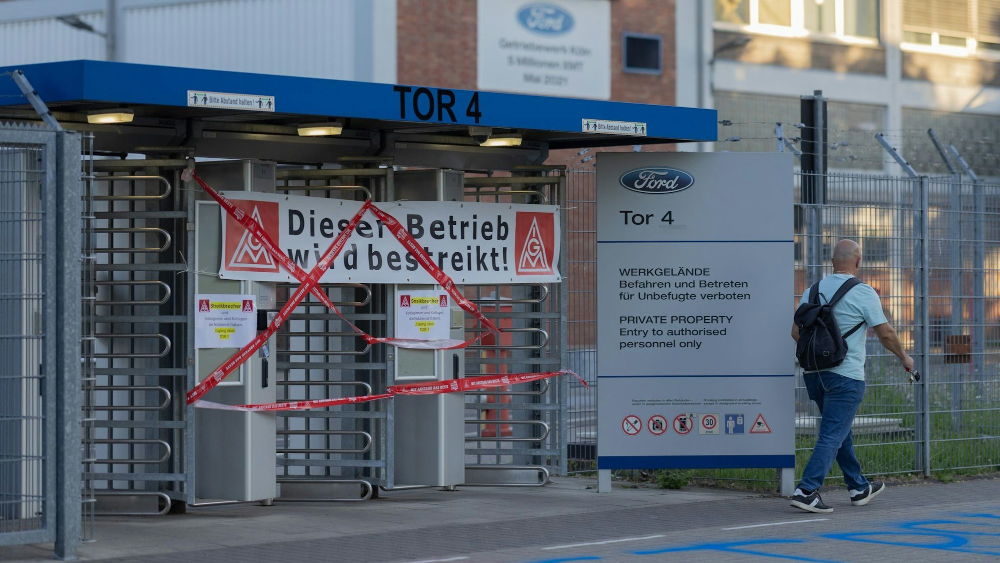 Da kommt niemand rein: ein Werkstor von Ford am Streiktor.