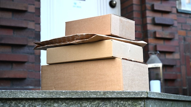 PRODUKTION - 15.03.2025, Nordrhein-Westfalen, Düsseldorf: Vier von einem Paketboten gebrachte Pakete liegen vor einer Haustür. Der Empfänger hatte vorher online zugestimmt, dass der Paketbote sie an einem Ablageort - in diesem Fall die Haustür - liegenlässt. Bei manchen Sendungen geht etwas schief, hunderttausende Bundesbürger haben sich im vergangenen Jahr wegen Beschädigungen, Verspätungen oder Verlusten ihrer Sendungen beschwert. (zu dpa: «Hunderttausende Beschwerden wegen Paketen und Briefen») Foto: Wolf von Dewitz/dpa +++ dpa-Bildfunk +++