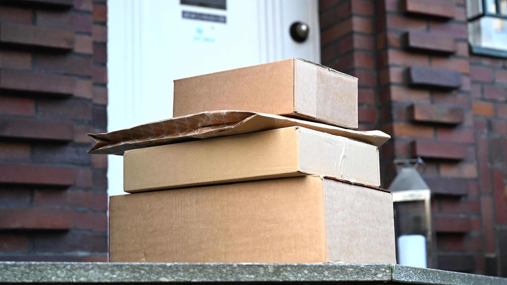 PRODUKTION - 15.03.2025, Nordrhein-Westfalen, Düsseldorf: Vier von einem Paketboten gebrachte Pakete liegen vor einer Haustür. Der Empfänger hatte vorher online zugestimmt, dass der Paketbote sie an einem Ablageort - in diesem Fall die Haustür - liegenlässt. Bei manchen Sendungen geht etwas schief, hunderttausende Bundesbürger haben sich im vergangenen Jahr wegen Beschädigungen, Verspätungen oder Verlusten ihrer Sendungen beschwert. (zu dpa: «Hunderttausende Beschwerden wegen Paketen und Briefen») Foto: Wolf von Dewitz/dpa +++ dpa-Bildfunk +++