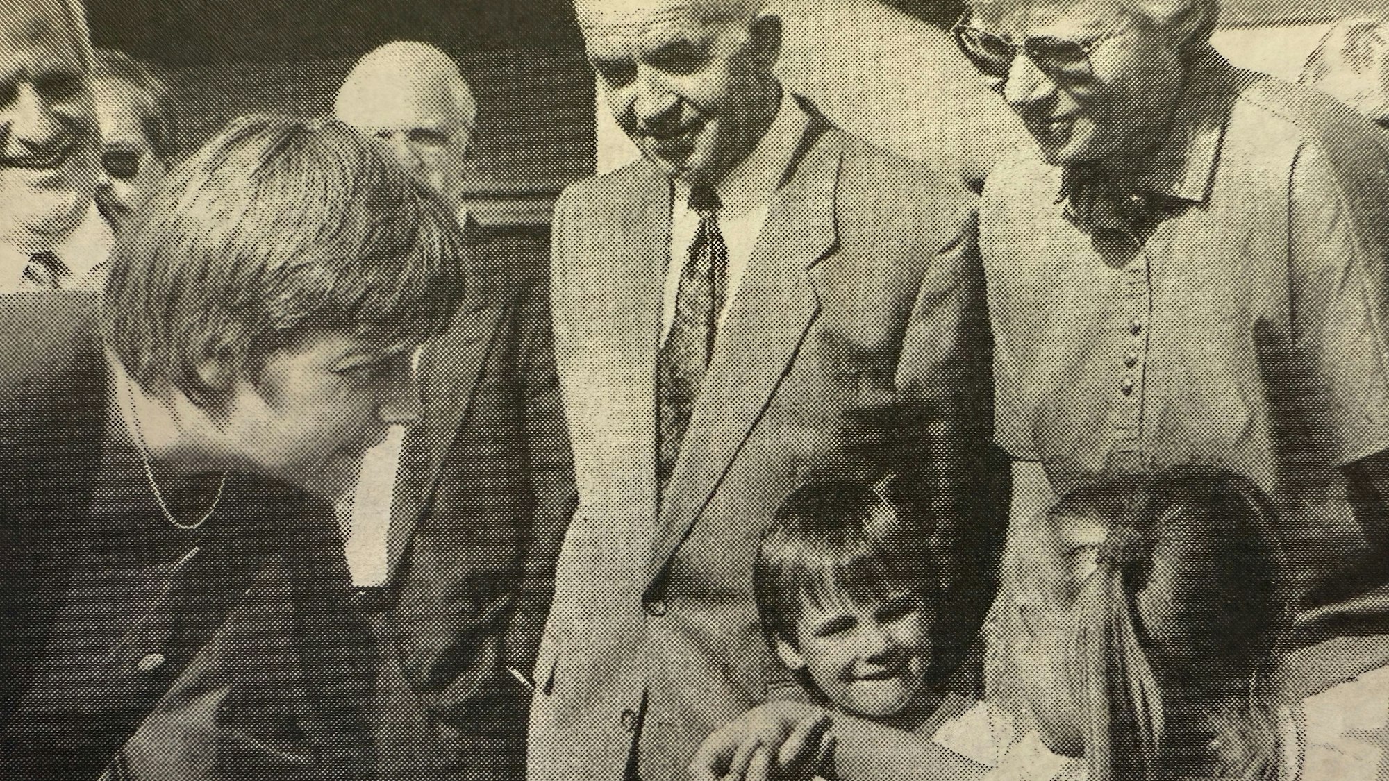 Angela Merkel spricht mit den Kinder der katholischen Kita.