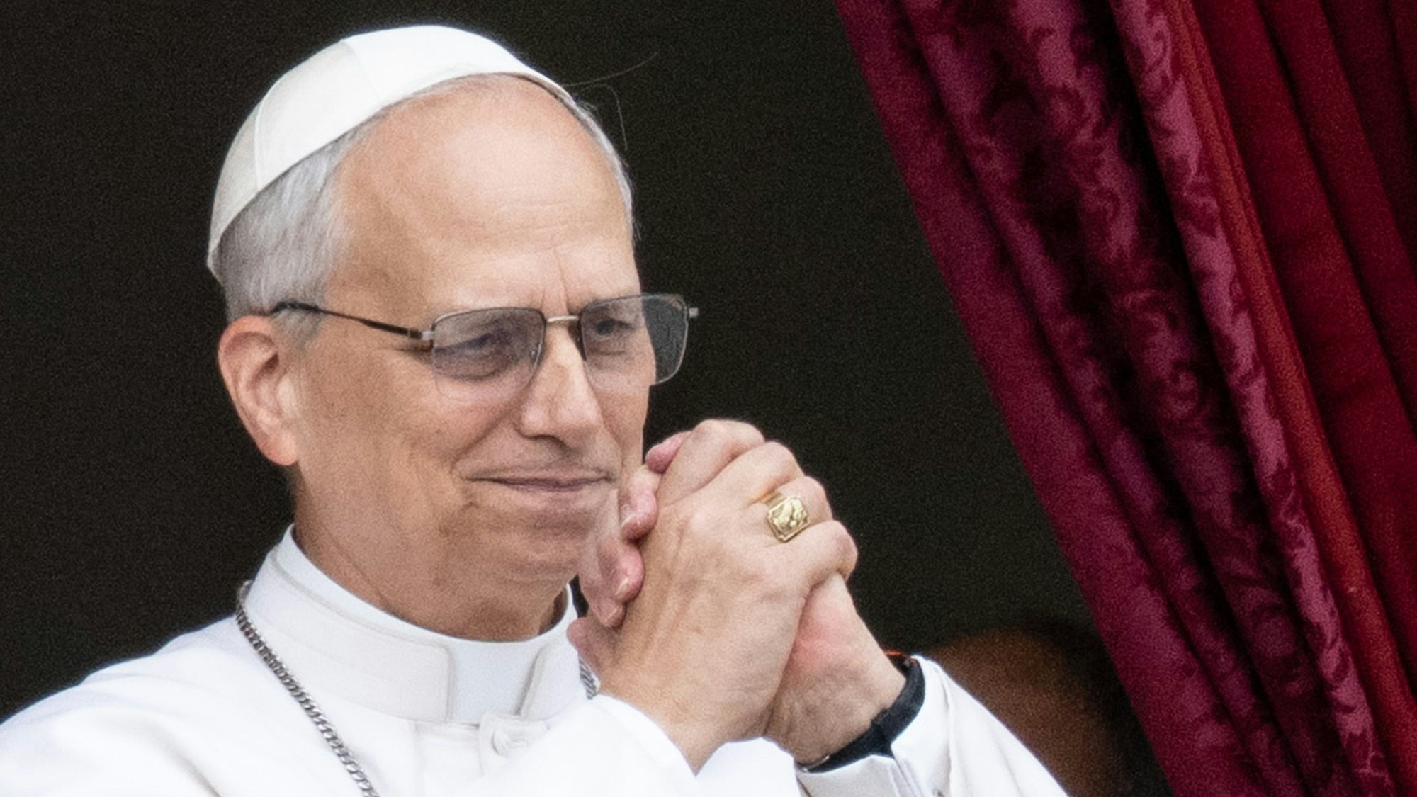 Papst Leo XIV. steht auf dem Mittelbalkon des Petersdoms bei seinem ersten Sonntagssegen. (Archivbild)