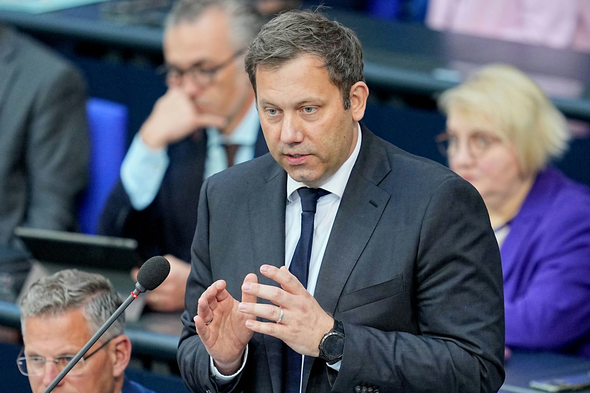 Klingbeil antwortete im Bundestag auf Fragen der Abgeordneten.