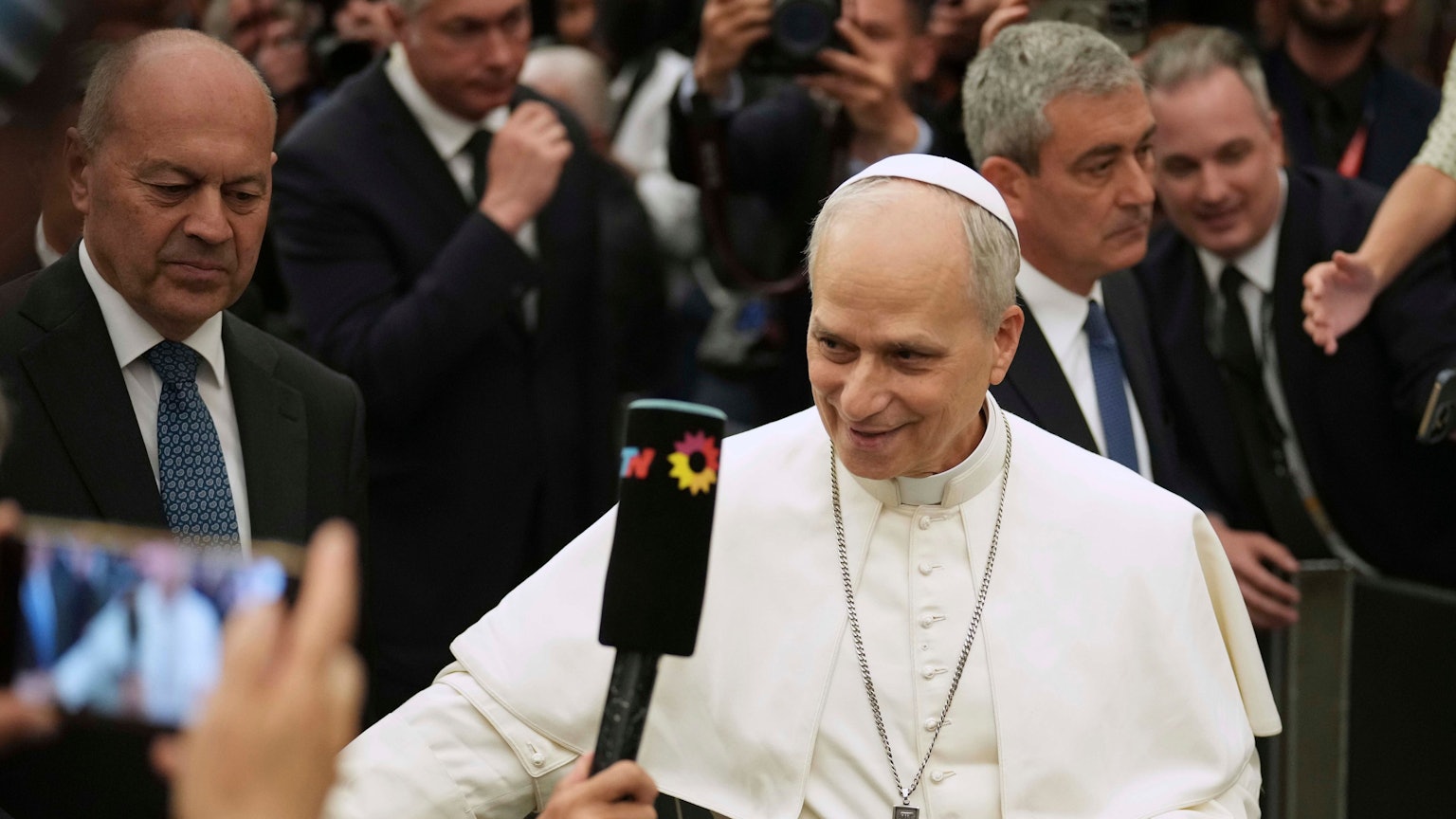 13.05.2025, Vatikan, Vatikanstadt: Papst Leo XIV. trifft sich zur Audienz mit internationalen Medienvertretern in der Halle Paul VI. im Vatikan. Papst Leo XIV. (M) trifft sich in der Halle Paul VI. zur Audienz mit Medienvertretern. Nach seiner Wahl empfängt Leo XIV. Journalisten, die seit dem Tod seines Vorgängers Franziskus aus dem Vatikan berichtet haben. Foto: Andrew Medichini/AP/dpa