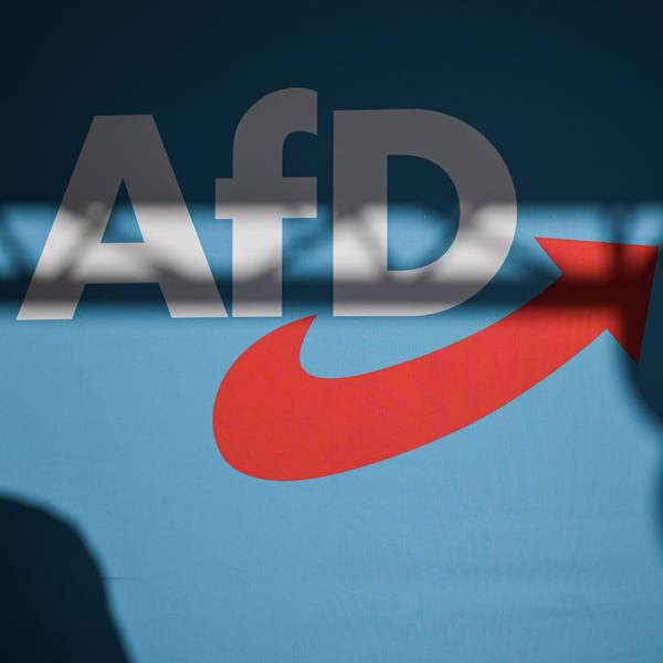 ARCHIV - 08.08.2024, Thüringen, Bad Salzungen: Ein Redner wirft einen Schatten auf die Bühnenrückwand mit AfD-Schriftzug auf einer Veranstaltung.