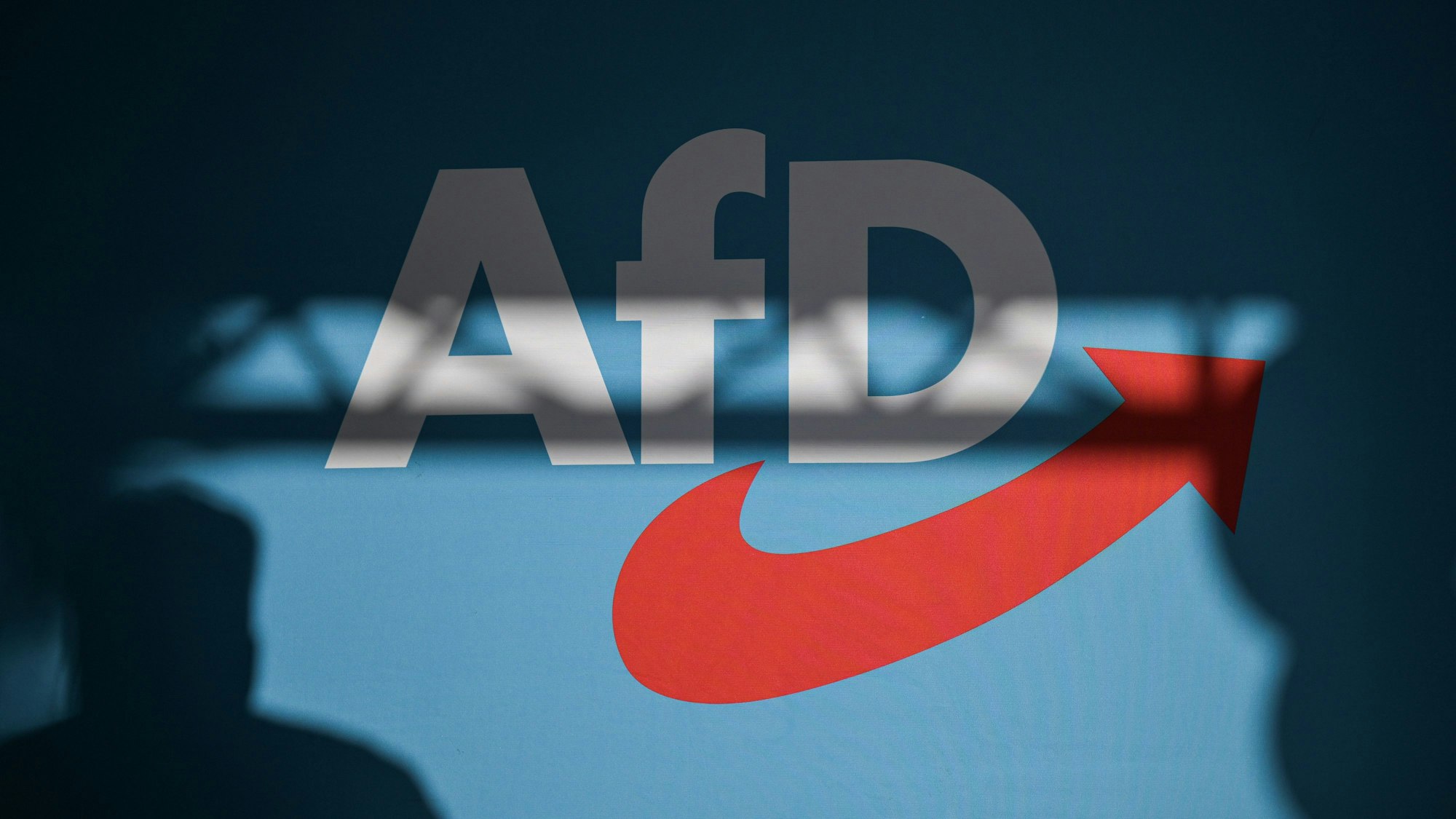 ARCHIV - 08.08.2024, Thüringen, Bad Salzungen: Ein Redner wirft einen Schatten auf die Bühnenrückwand mit AfD-Schriftzug auf einer Veranstaltung.