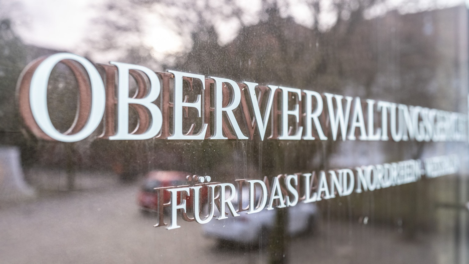 ARCHIV - 03.12.2024, Nordrhein-Westfalen, Münster: Am Gebäude vom Oberverwaltungsgericht (OVG) steht der Schriftzug „Oberverwaltungsgericht für das Land Nordrhein-Westfalen“. (zu dpa: «Gericht: Kein generelles Waffen-Verbot für AfD-Mitglieder») Foto: Guido Kirchner/dpa +++ dpa-Bildfunk +++