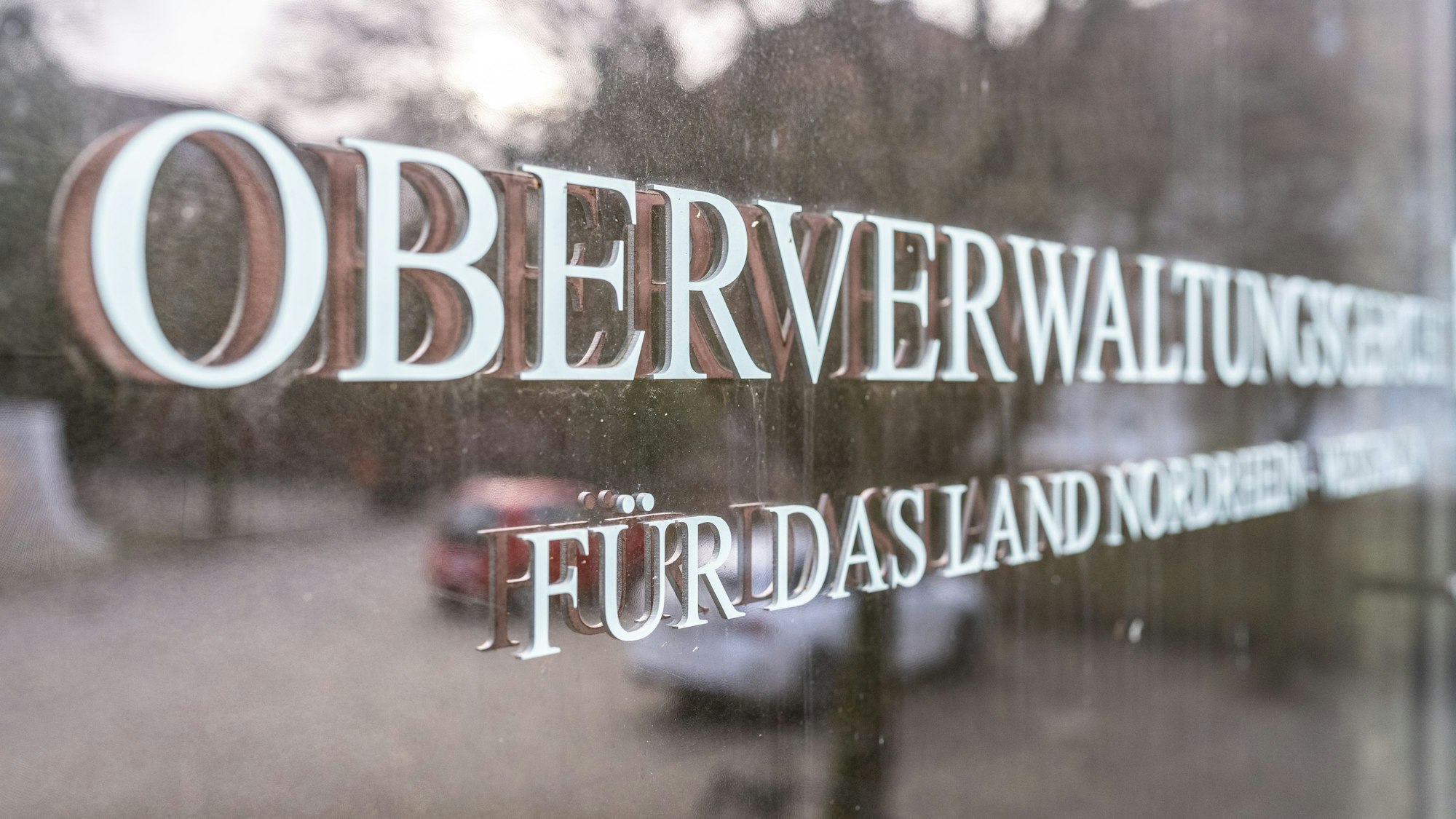 ARCHIV - 03.12.2024, Nordrhein-Westfalen, Münster: Am Gebäude vom Oberverwaltungsgericht (OVG) steht der Schriftzug „Oberverwaltungsgericht für das Land Nordrhein-Westfalen“. (zu dpa: «Gericht: Kein generelles Waffen-Verbot für AfD-Mitglieder») Foto: Guido Kirchner/dpa +++ dpa-Bildfunk +++