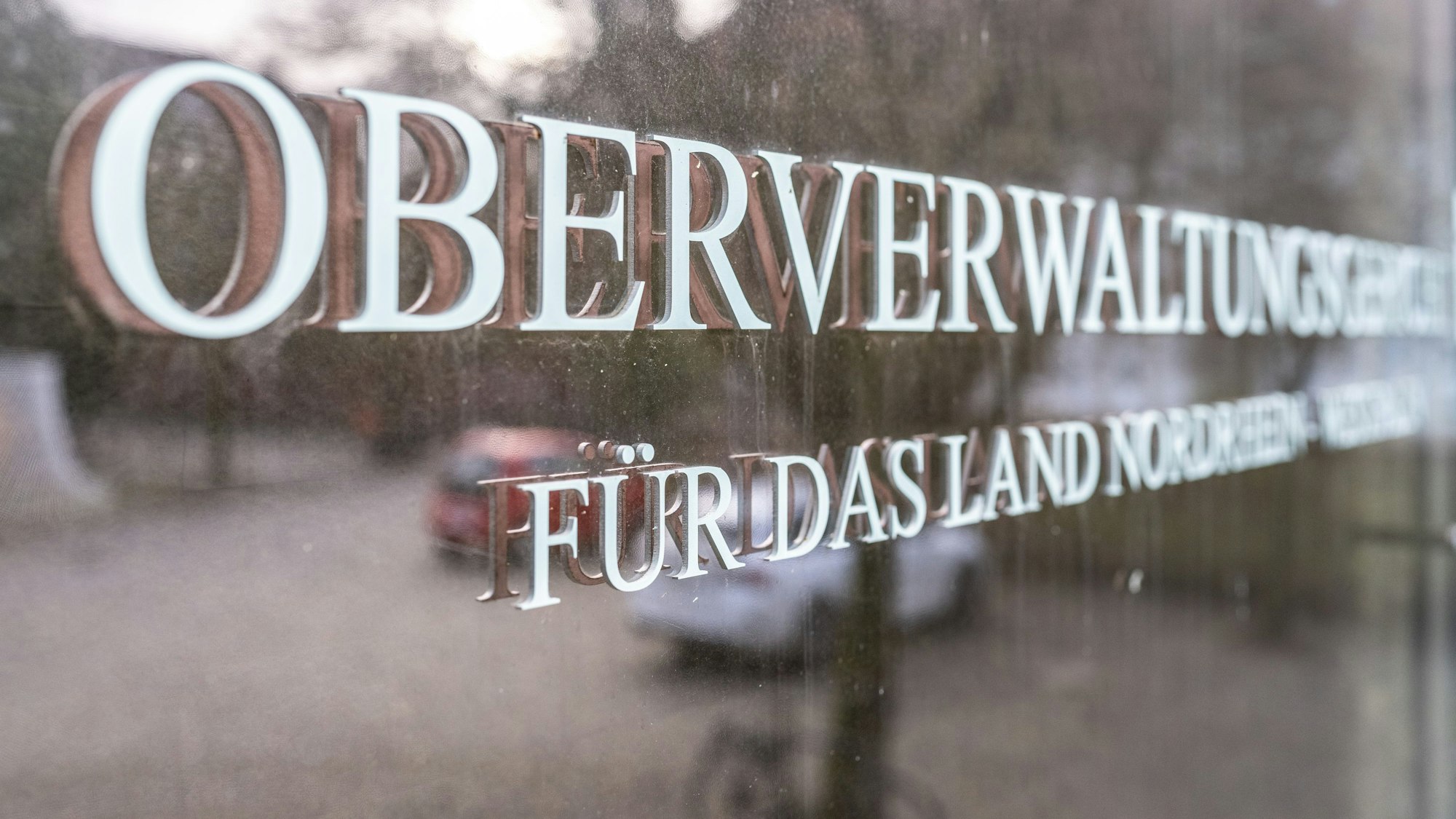Am Gebäude vom Oberverwaltungsgericht (OVG) steht der Schriftzug „Oberverwaltungsgericht für das Land Nordrhein-Westfalen“.