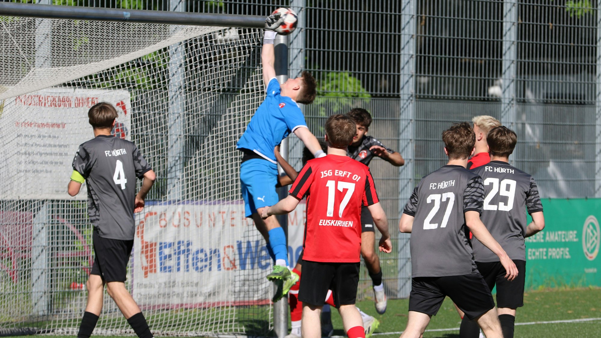 Der Torwart des FC Hürth muss sich strecken: Eine Ecke streift die Latte.