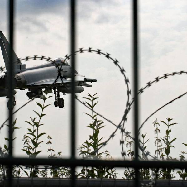 Das Foto zeigt einen Jet hinter dem Zaun des Fliegerhorsts Nörvenich.