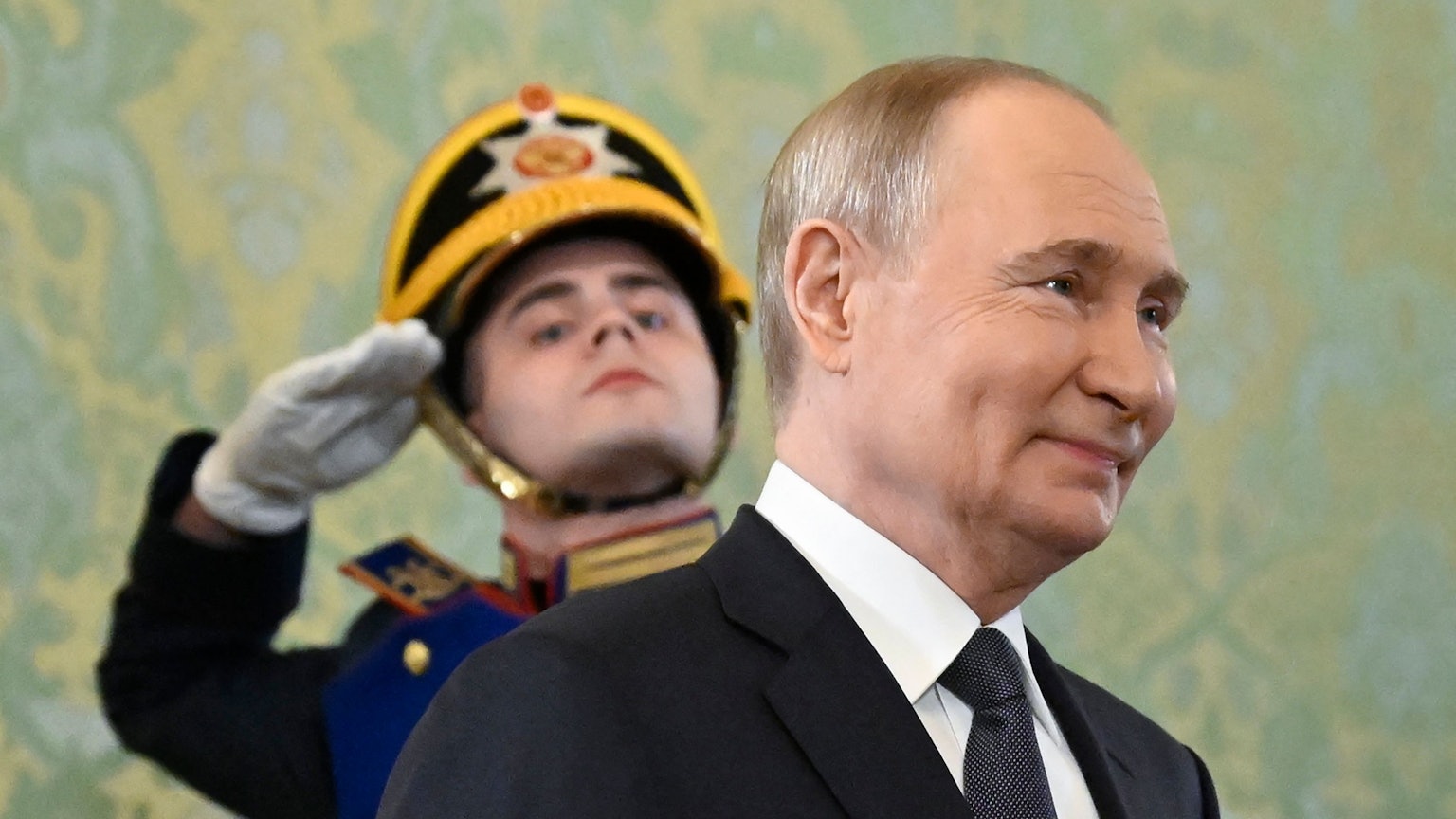 Wladimir Putin geht am Mittwoch durch den Kreml. Der russische Präsident schweigt zu geplanten Gesprächen in Istanbul.