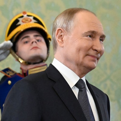 Wladimir Putin geht am Mittwoch durch den Kreml. Der russische Präsident schweigt zu geplanten Gesprächen in Istanbul.