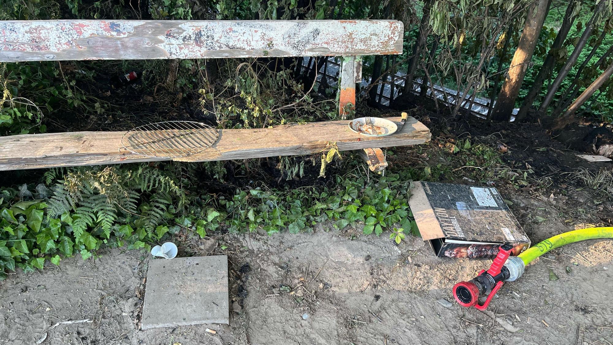 Grillutensilien auf einer Holzbank