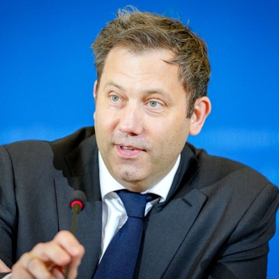 Lars Klingbeil (SPD), Bundesminister der Finanzen, Vizekanzler und SPD-Bundesvorsitzender, gibt eine Pressekonferenz in seinem Ministerium zur Prognose der Steuerschätzer.
