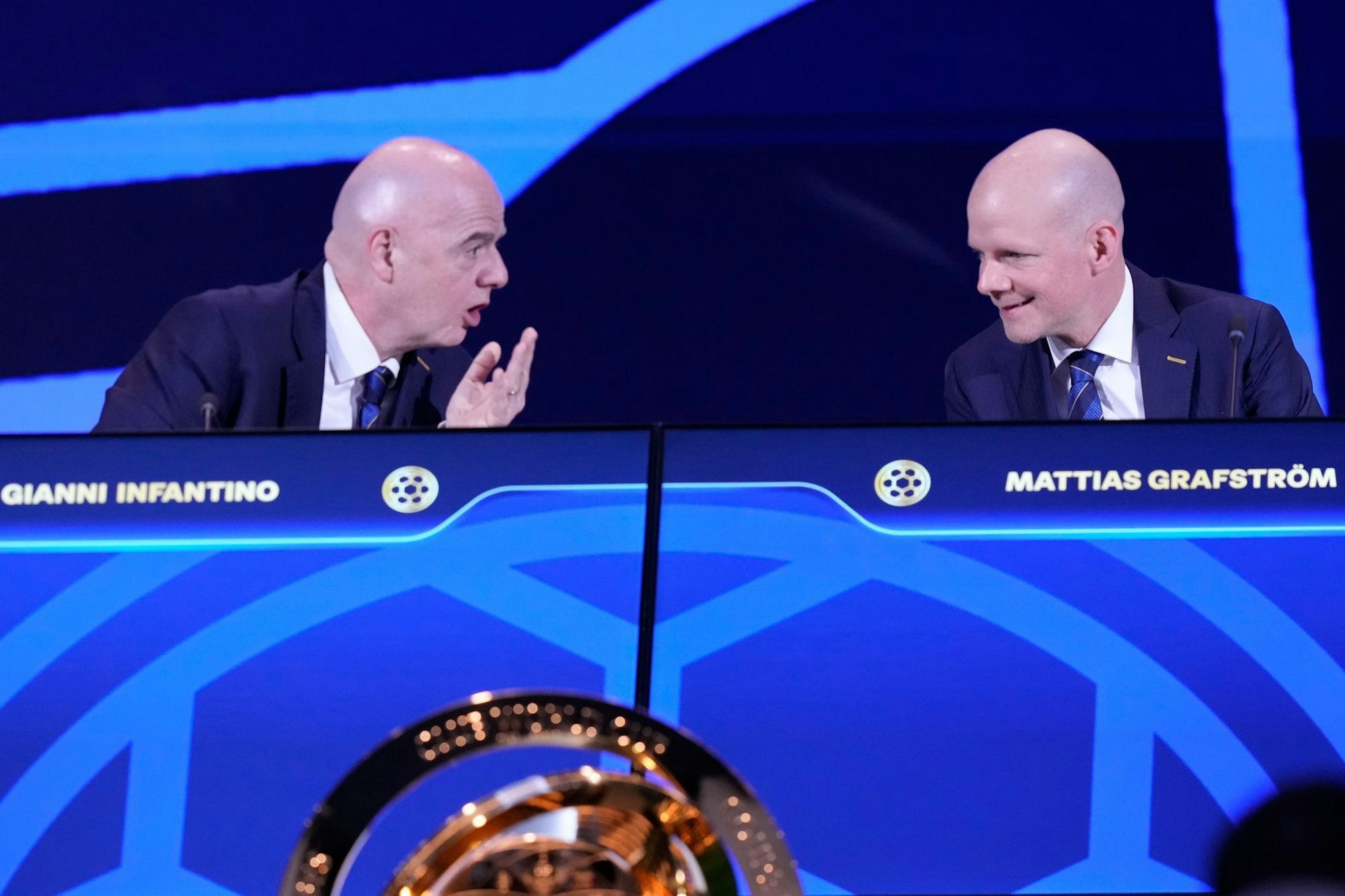 Infantino (l.) berät sich mit seinem Generalsekretär Grafström.