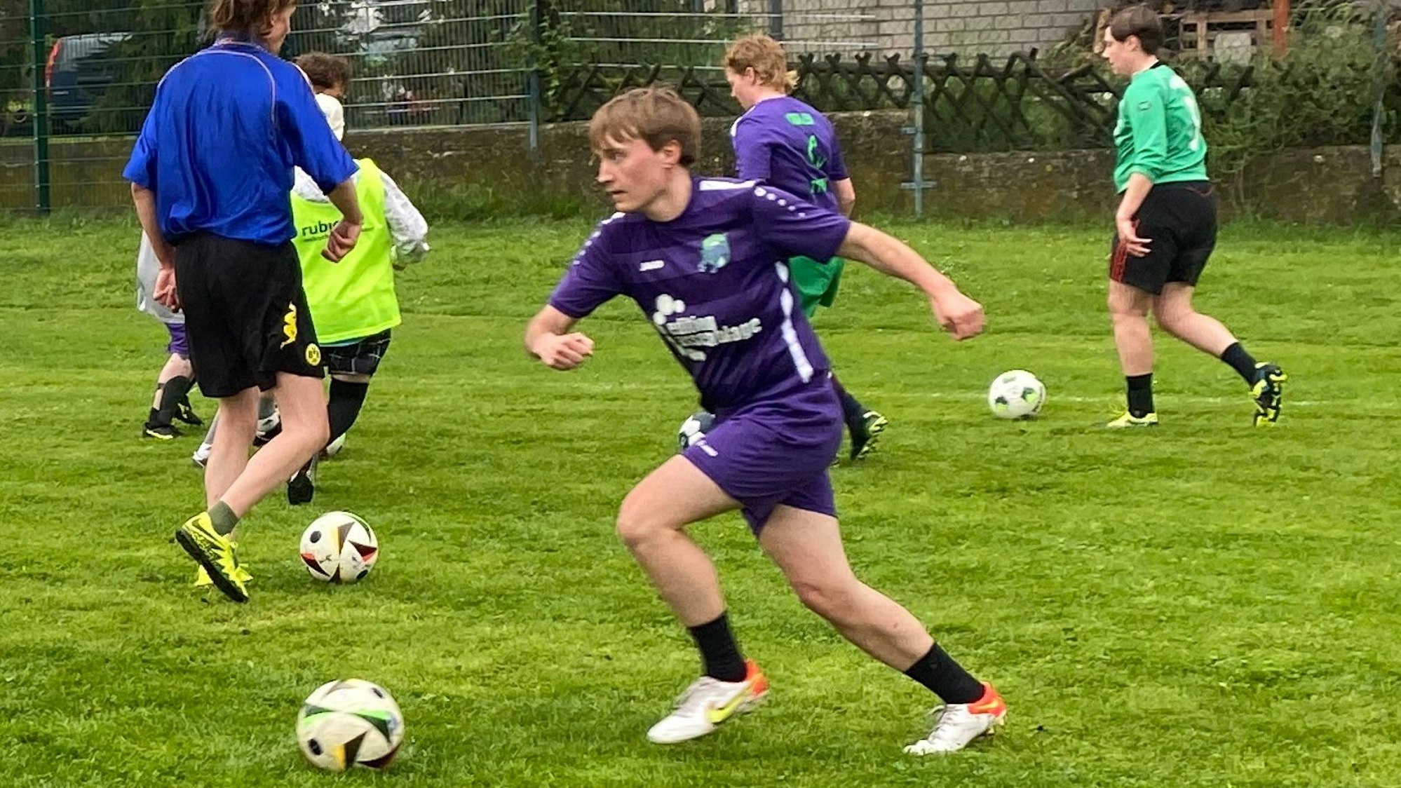 Mehrere Teilnehmer dribbeln mit den Bällen.