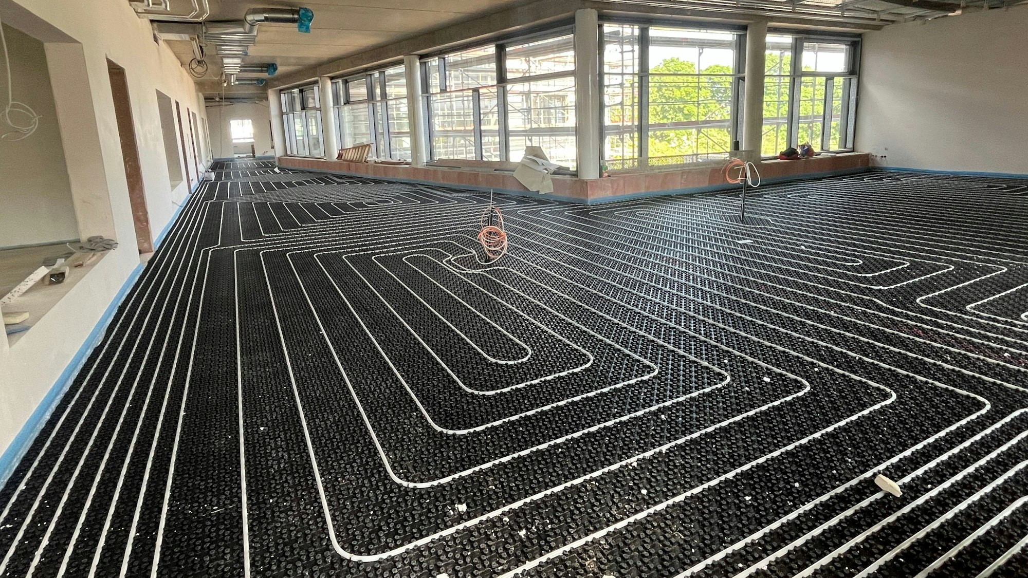 Der Rohbau des Erweiterungsbaus ist abgeschlossen, der Innenausbau geht gut voran.