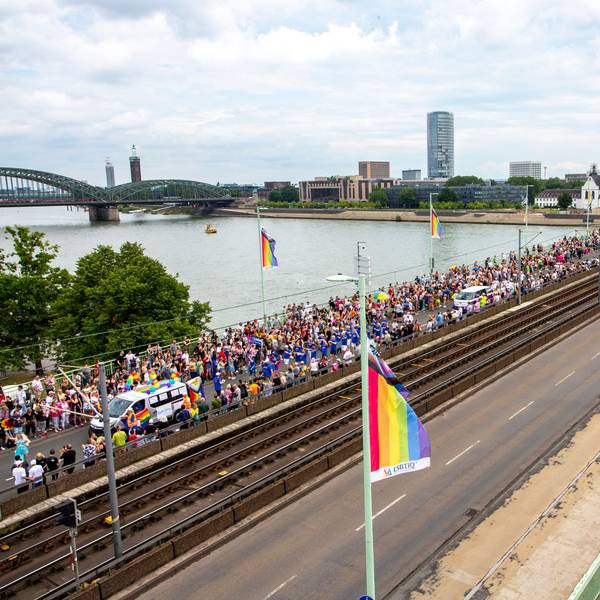 Der CSD 2024 zieht über die Deutzer Brücke.