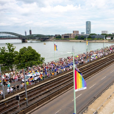 Der CSD 2024 zieht über die Deutzer Brücke.