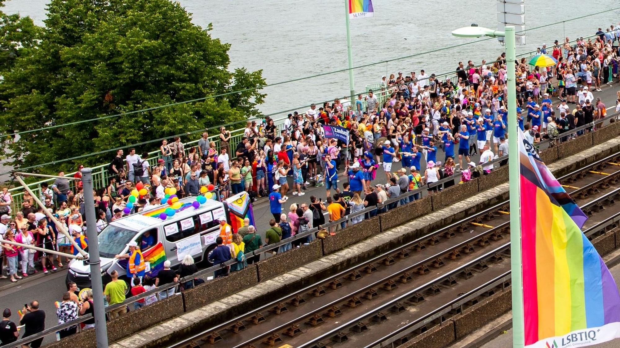 Der CSD 2024 zieht über die Deutzer Brücke.
